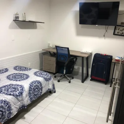 Habitación con escritorio y Smart TV