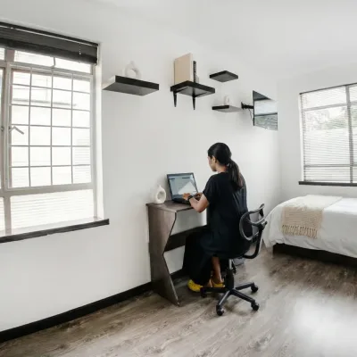 Habitación amoblada con escritorio y cama