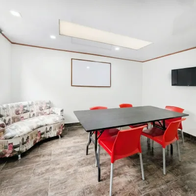 Sala de estudio con TV, mesa de trabajo y sofá