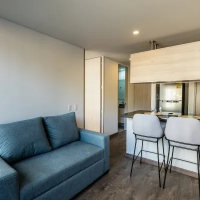 Sala con acabados modernos - Apartamento amoblado para 3 personas en el edificio Citadinno de Bogotá